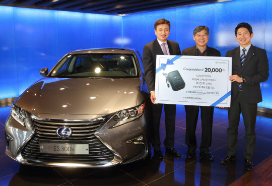 한국토요타는 렉서스 ES300h가 수입 하이브리드차로는 처음으로 국내 누적판매 2만대를 돌파한 것을 기념해 27일 ES300h의 2만번째 고객인 최진우씨에게 해외여행 상품권과 차량 관리 무상 쿠폰을 전달했다. <한국토요타 제공>